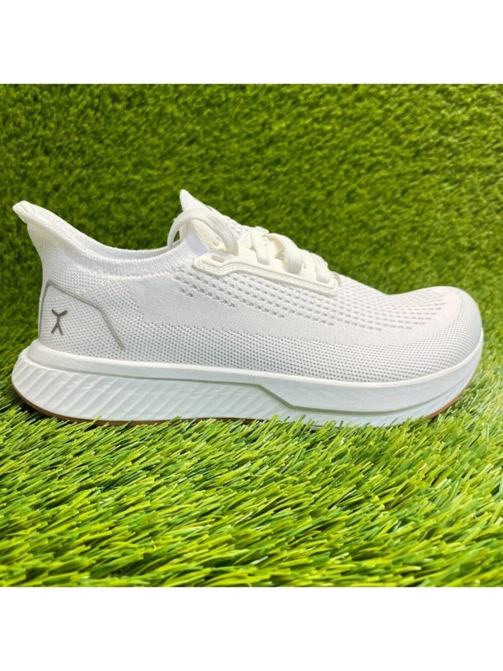 Flux Adapt Runner White Gum Womens Size 7 Running Athletic Walking Knit Shoes